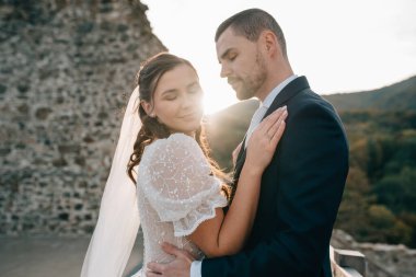 Dışarıda harabelerin yanında duran güzel bir çiftin portresi..