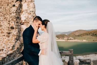 Dışarıda harabelerin yanında duran güzel bir çiftin portresi..