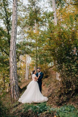 Ormanla çevrili güzel bir gelin ve zarif bir damat portresi..