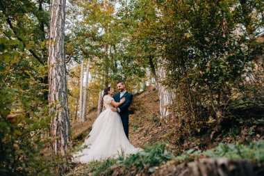 Ormanla çevrili güzel bir gelin ve zarif bir damat portresi..