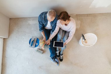 Üst düzey çift evlerini yeniliyor, tablette ilham ve tasarım fikirleri arıyorlar..