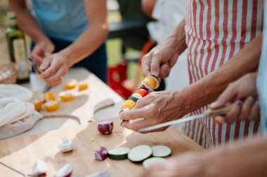 Aile kapanışı bahar hafta sonu barbeküsü için yemek hazırlıyor. Bahçe partisi.