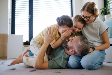 Evde üç kızı olan bir babanın portresi. Kız baba kavramı.