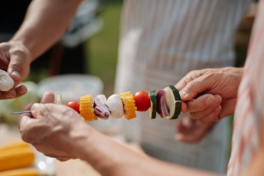 Aile kapanışı bahar hafta sonu barbeküsü için yemek hazırlıyor. Bahçe partisi.