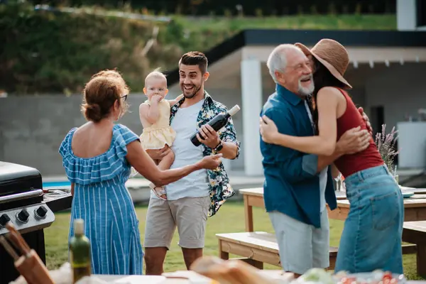 Aileler oğullarını, gelinlerini ve küçük bebeklerini bir barbekü partisinde karşılıyorlar..
