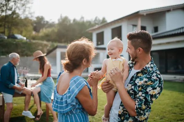 Aileler oğullarını, gelinlerini ve küçük bebeklerini bir barbekü partisinde karşılıyorlar..
