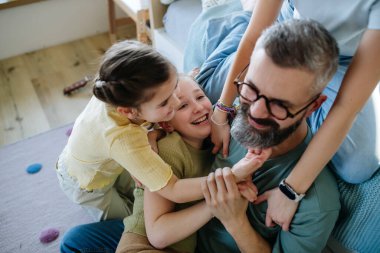 Evde üç kızı olan bir babanın portresi. Kız baba kavramı.