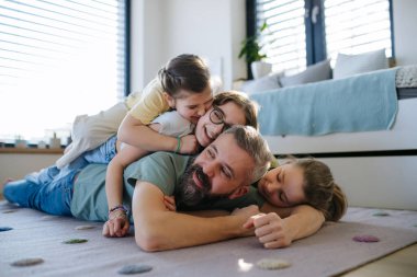 Evde üç kızı olan bir babanın portresi. Kız baba kavramı.