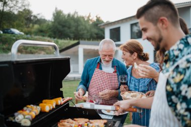 Aile hafta sonu barbekü partisi için yemek hazırlıyor. Bahçe partisi.