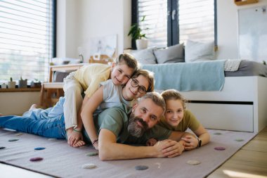 Evde üç kızı olan bir babanın portresi. Kız baba kavramı.