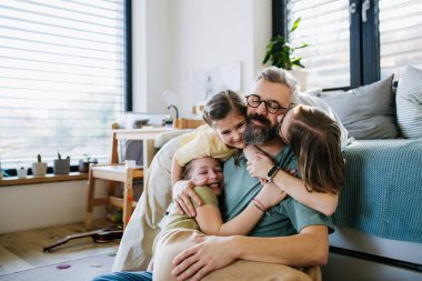 Evde üç kızı olan bir babanın portresi. Kız baba kavramı.