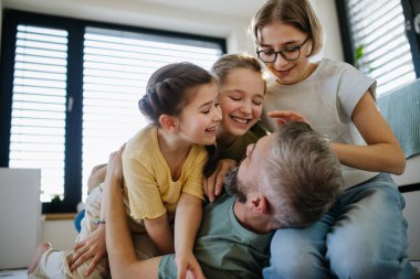 Evde üç kızı olan bir babanın portresi. Kız baba kavramı.