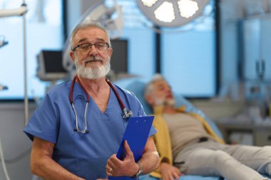 Hastanedeki muayene odasında duran yaşlı doktorun portresi..