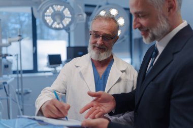 Doktor, ilaç temsilcisiyle sözleşme imzaladı. Başarılı bir anlaşma..