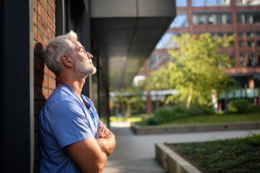 Hüsrana uğramış ve bitkin düşmüş bir doktor, hastanenin dışında oturmuş, kendini kötü hissediyor. Ruh sağlığı sorunları.