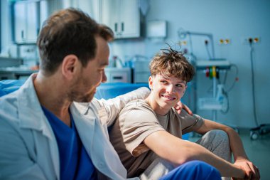 Şefkatli doktor ameliyattan önce endişeli bir genç hastayı destekliyor. Depresyondaki gençler için zihinsel sağlık değerlendirmesi.