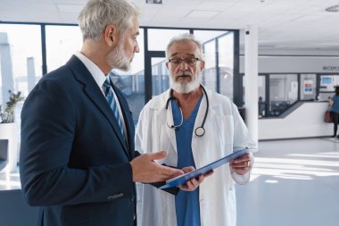 Doktor ilaç temsilcisiyle konuşuyor, hastane ayarları....