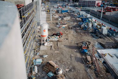 Etkin inşaat sahasında yapısal gelişim üzerine çalışan yapıcılar.