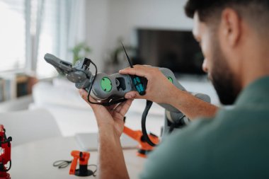 Mühendislerin ellerini kapat ve evde bir robotik kol yap ve programla. Robot konsepti.