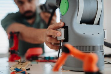 Mühendislerin ellerini kapat ve evde bir robotik kol yap ve programla. Robot konsepti.