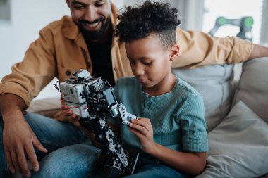 Baba oğluna BTMM, robot bilimi öğretiyor ve evde teknolojiyi tartışıyor..