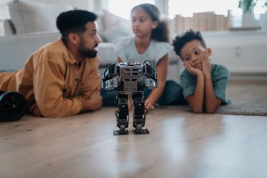 Babam çocuklara BTMM, robot bilimi öğretiyor ve evde teknolojiyi tartışıyorlar..