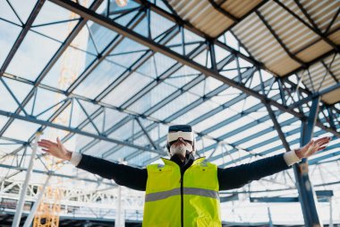 Bir inşaat sürecini incelemek için sanal gerçekliği kullanan mühendis.