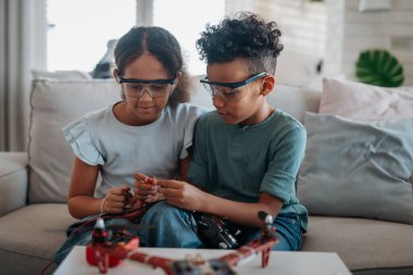 Çocuklar ilk ev yapımı robotlarını evde yapıyorlar. Çocuklar için eğitici robotik kitler.