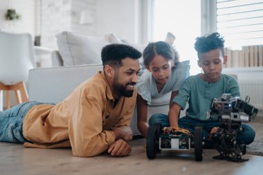 Babam çocuklara BTMM, robot bilimi öğretiyor ve evde teknolojiyi tartışıyorlar..