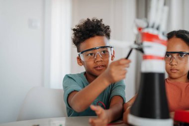 Çocuklar ilk ev yapımı robotlarını evde yapıyorlar. Çocuklar için eğitici robotik kitler.