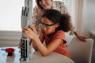Anne kızına robotik öğretiyor ve STEM 'e ilgi duyuyor..