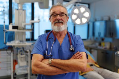 Hastanedeki muayene odasında duran yaşlı doktorun portresi..