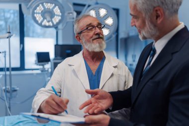 Doktor, ilaç temsilcisiyle sözleşme imzaladı. Başarılı bir anlaşma..