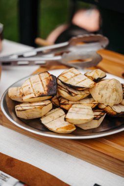 Izgara elma dilimleri ve servis tabağında işaretler. BBQ pişirme.