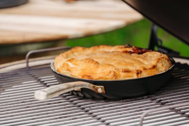 Ev yapımı elmalı turta, açık hava ızgarasında tavada pişmiş. Barbekü pişirme.