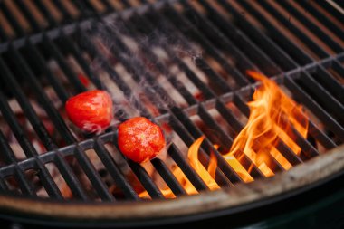 Izgarada domates ızgara. Barbekü pişirme.