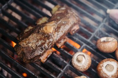 Izgarada ızgara et ve taze mantar ızgarada açık ateşte..