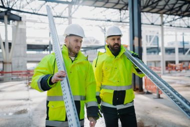 Modern bir inşaat alanında çalışan inşaat işçileri.