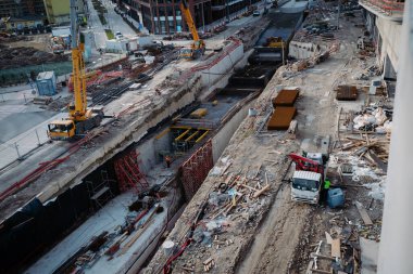 Etkin inşaat sahasında yapısal gelişim üzerine çalışan yapıcılar.