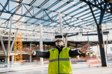 Bir inşaat sürecini incelemek için sanal gerçekliği kullanan mühendis.