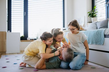 Evde üç kızı olan bir babanın portresi. Kız baba kavramı.