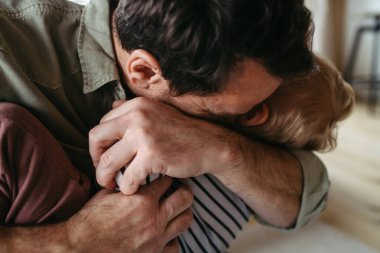 Oyuncu baba küçük oğlunla oynuyor..