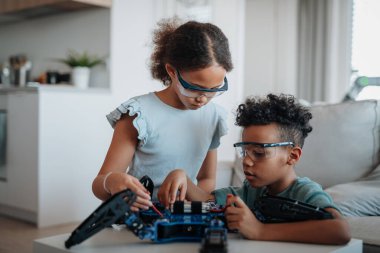 Çocuklar ilk ev yapımı robotlarını evde yapıyorlar. Çocuklar için eğitici robotik kitler.
