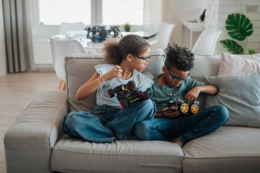 STEM öğreniminin bir parçası olarak evde robot araba inşa eden ve programlayan kardeşler.