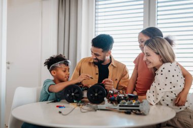 Ebeveynler çocuklarını robotik ve teknik becerileri keşfetmeye teşvik ediyorlar..