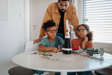 Babam çocuklara BTMM, robot bilimi öğretiyor ve evde teknolojiyi tartışıyorlar..