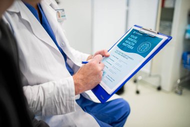 Ruh sağlığı değerlendirme formunu dolduran doktor ve genç hastalara yakın çekim.