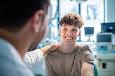 Şefkatli doktor ameliyattan önce endişeli bir genç hastayı destekliyor. Depresyondaki gençler için zihinsel sağlık değerlendirmesi.