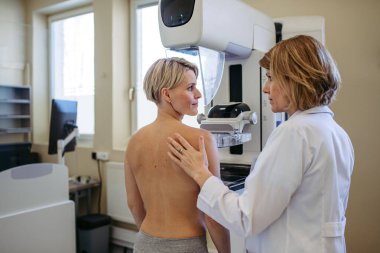 Radyolog, mammografi çekilmeden önce hastayı rahatlatıyor. Koruyucu göğüs kanseri taraması.