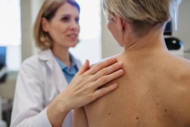 Radyolog, mammografi çekilmeden önce hastayı rahatlatıyor. Koruyucu göğüs kanseri taraması.